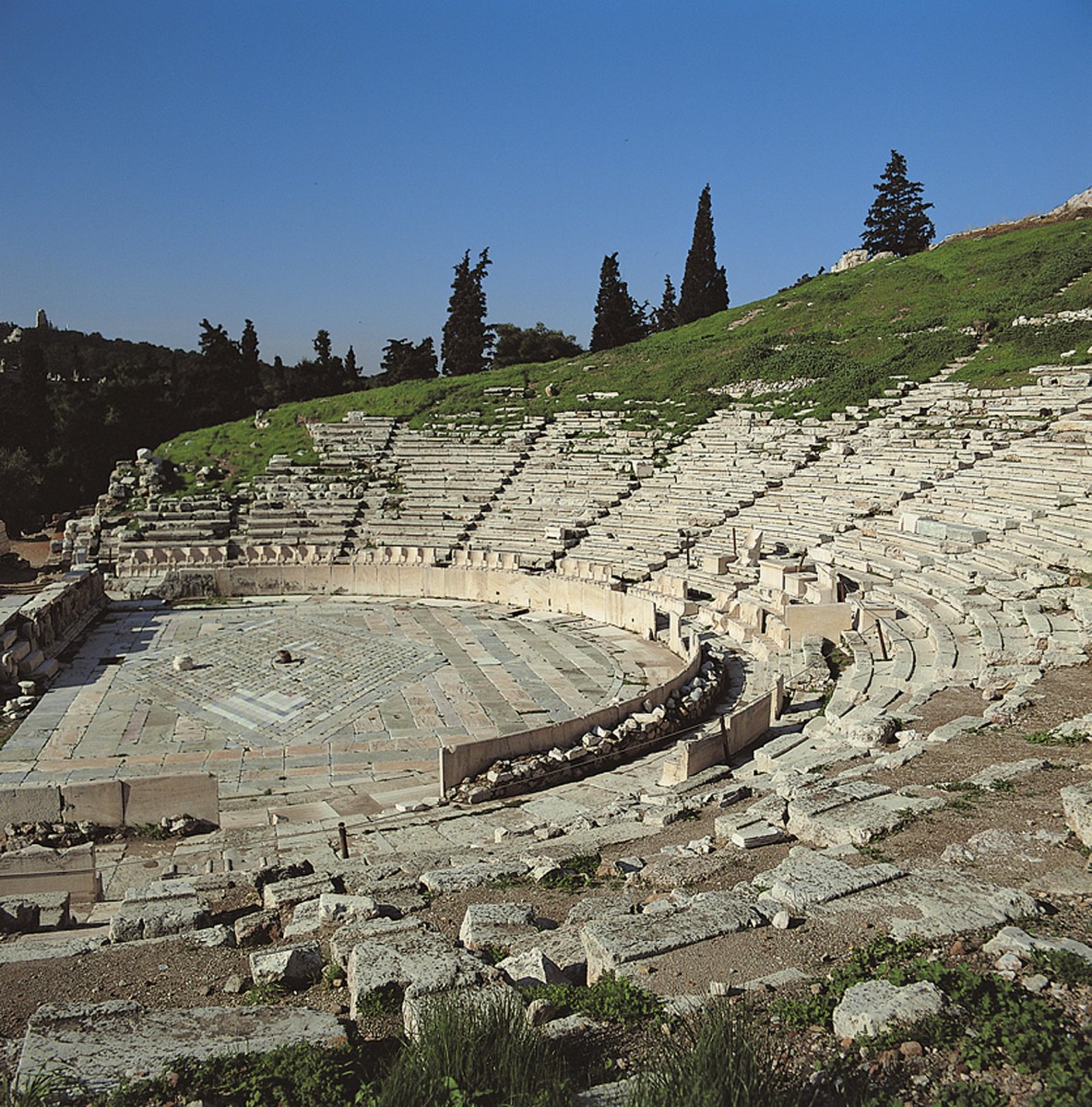В афинском театре 5 класс слушать. Театр Диониса Афинский Акрополь. Амфитеатр в Афинах. Театр Диониса в Афинах Акрополь. Театр в Акрополе Афины.